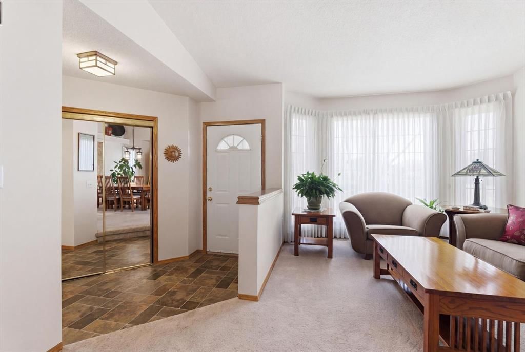 255 Douglas Woods Drive SE, Calgary — photo 4 of 47