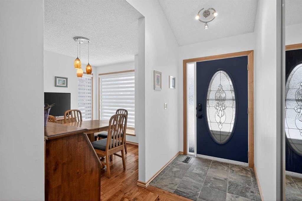 28 Deercross Way SE, Calgary — photo 2 of 20