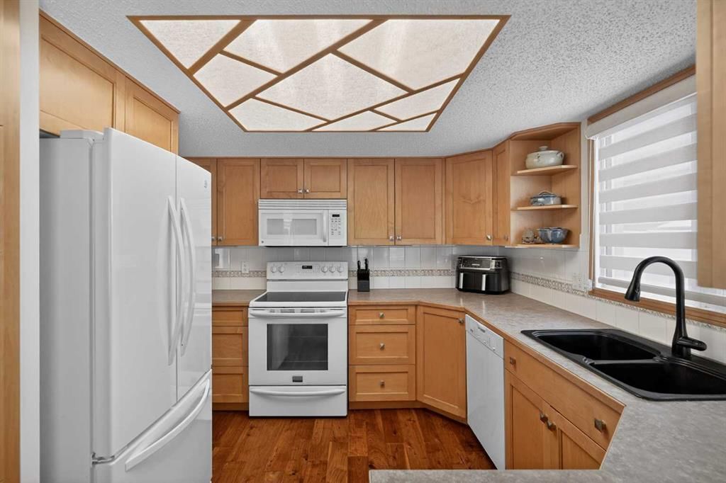 28 Deercross Way SE, Calgary — photo 3 of 20