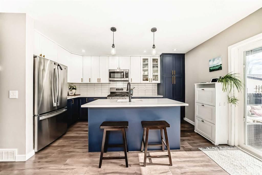 136 Hidden Hills Road NW, Calgary — photo 5 of 50
