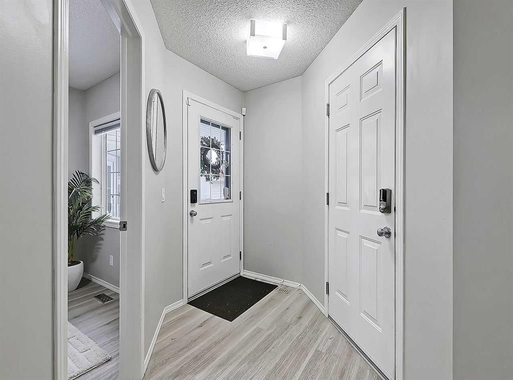 9 Royal Elm Mews NW, Calgary — photo 3 of 50