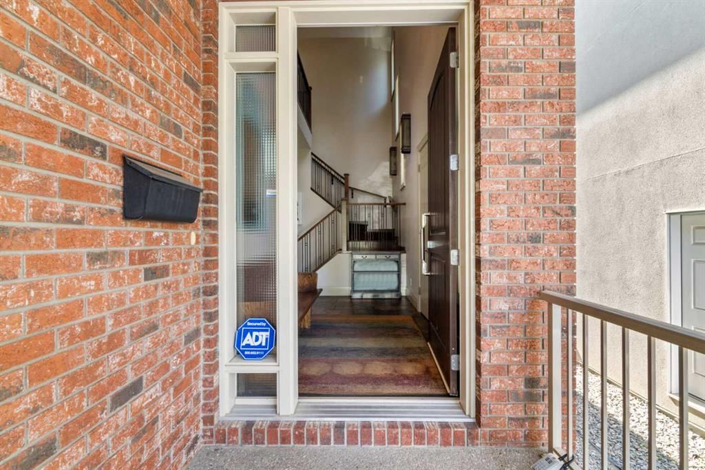 627 27 Avenue NE, Calgary — photo 2 of 49