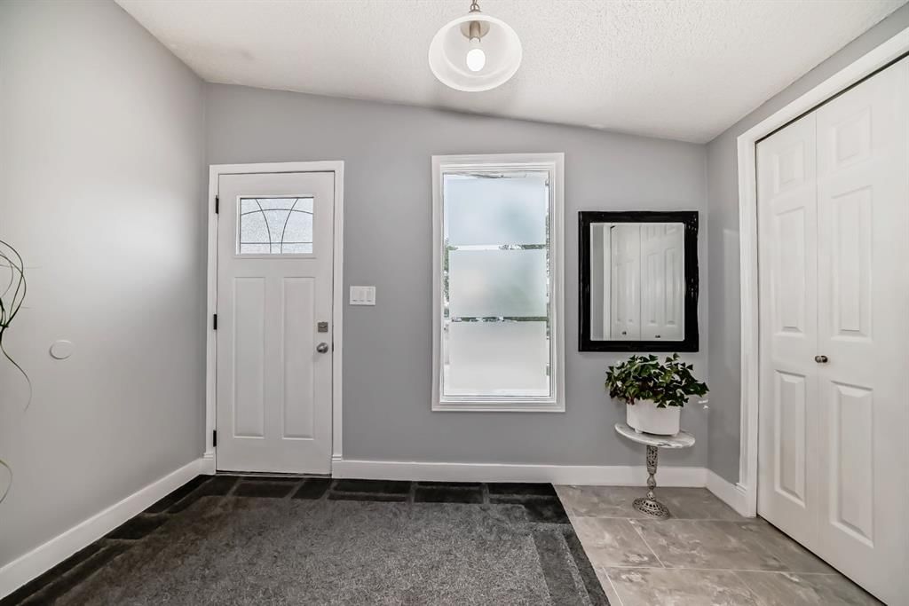 5519 Buckthorn Road NW, Calgary — photo 2 of 42