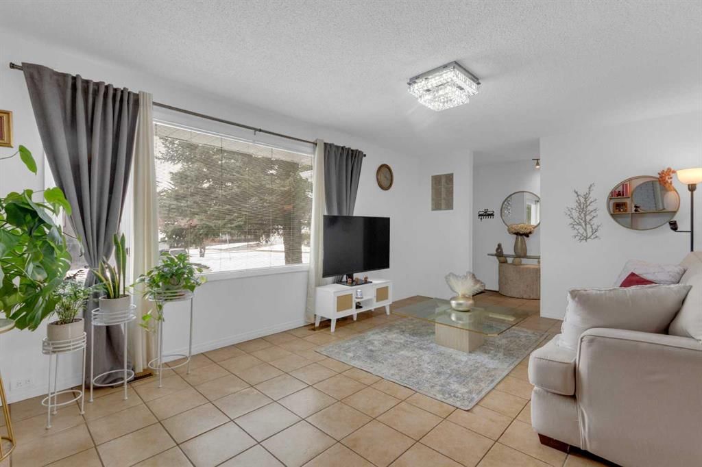 60 Dalhurst Way NW, Calgary — photo 5 of 33