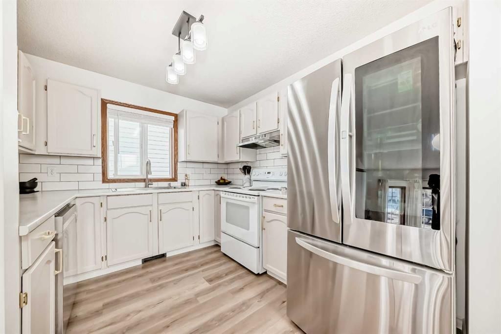 110 Erin Meadow Close SE, Calgary — photo 4 of 38