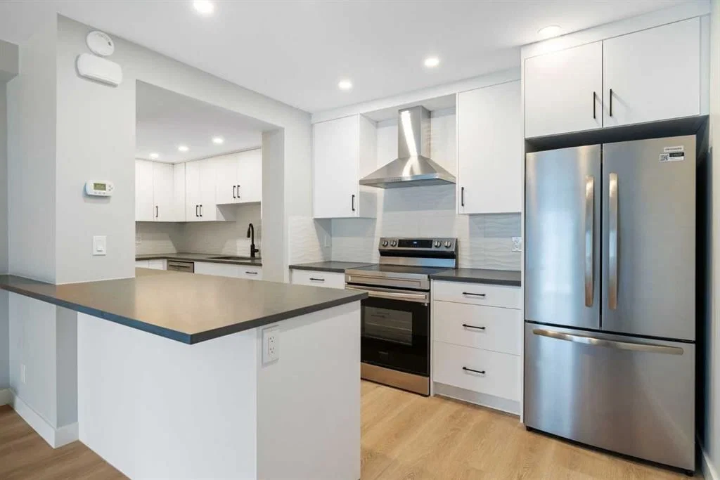 11, 4915 45 Street SW, Calgary — main listing photo