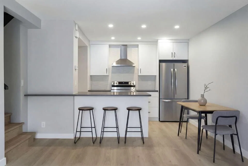 11, 4915 45 Street SW, Calgary — photo 3 of 36