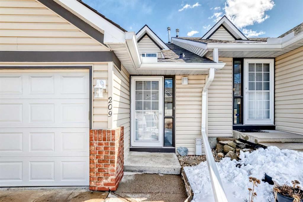 209 Somervale Point SW, Calgary — photo 2 of 33