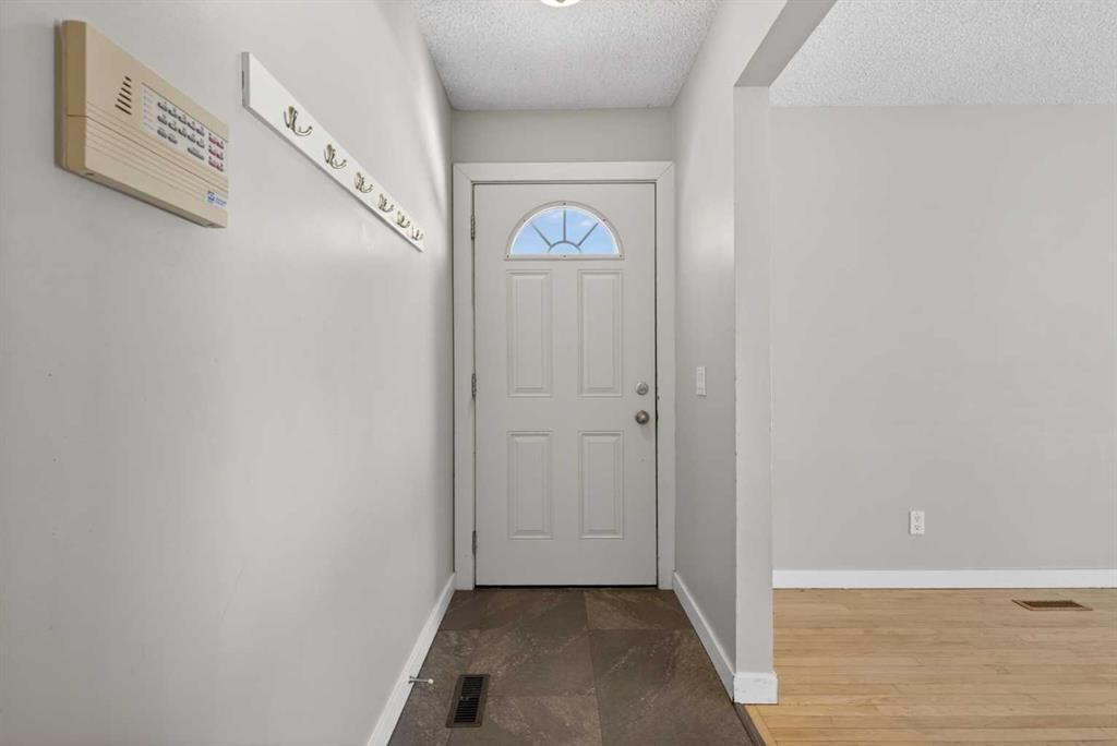 5543 Dalhart Road NW, Calgary — photo 2 of 37