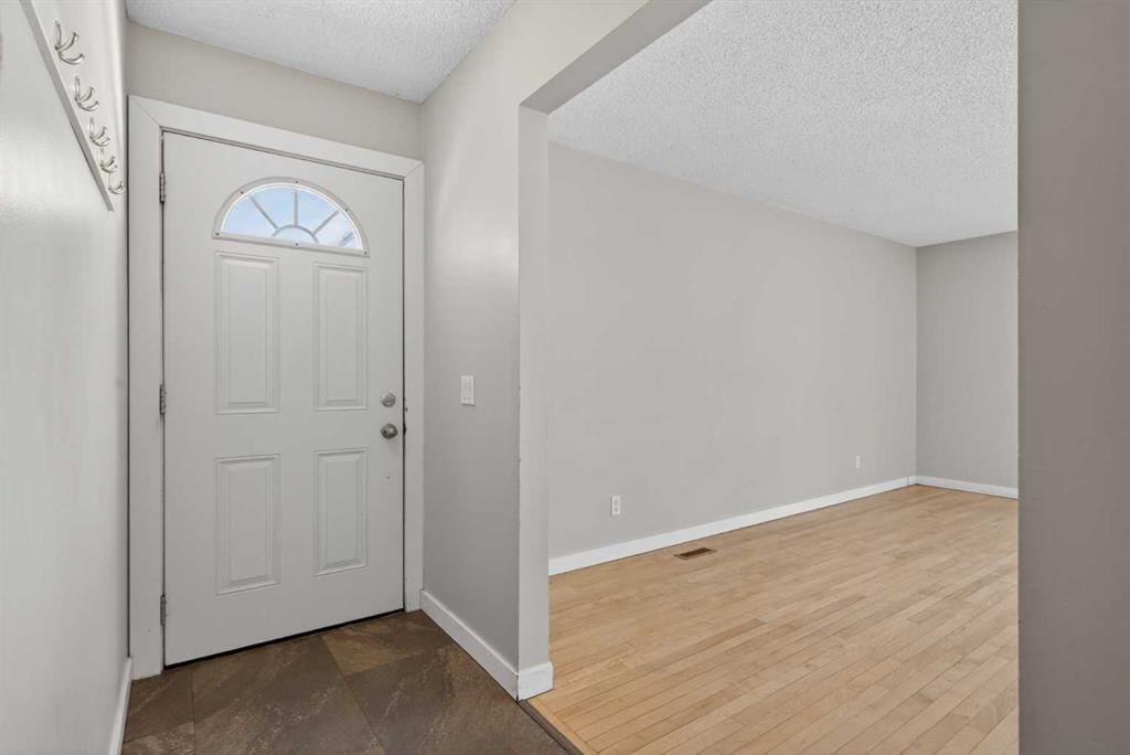 5543 Dalhart Road NW, Calgary — photo 3 of 37