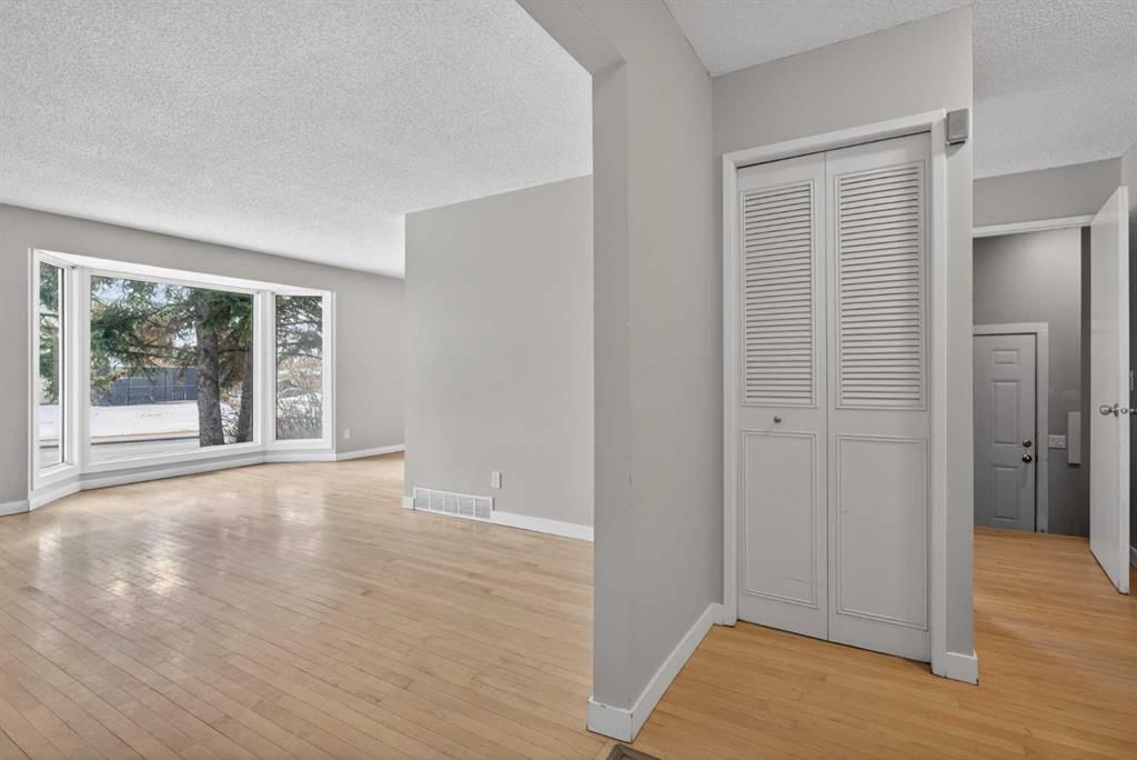 5543 Dalhart Road NW, Calgary — photo 4 of 37