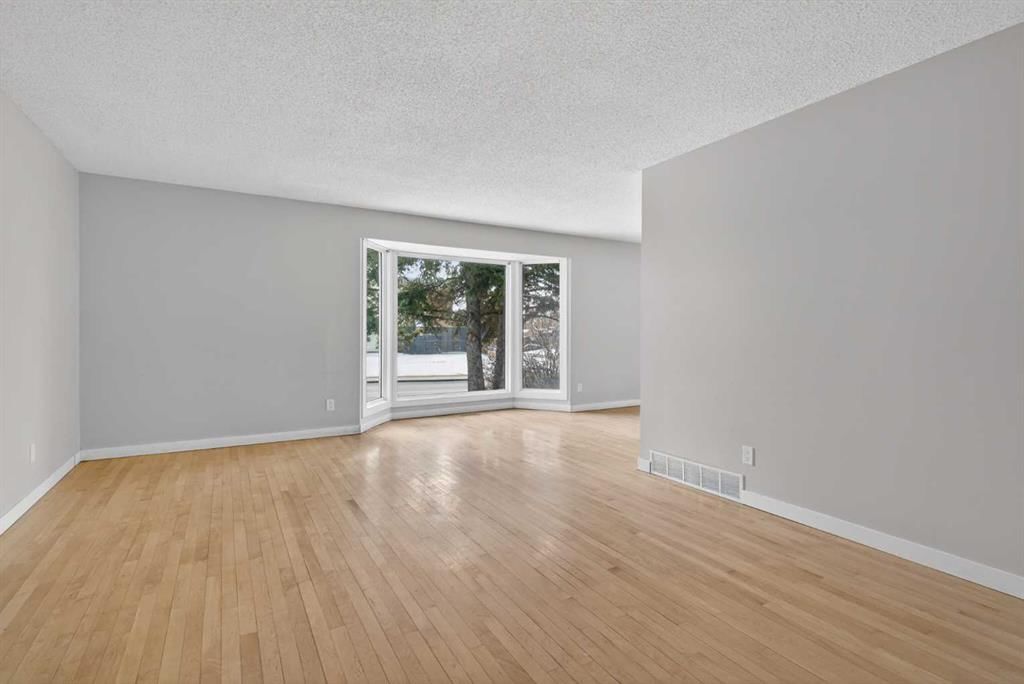 5543 Dalhart Road NW, Calgary — photo 5 of 37