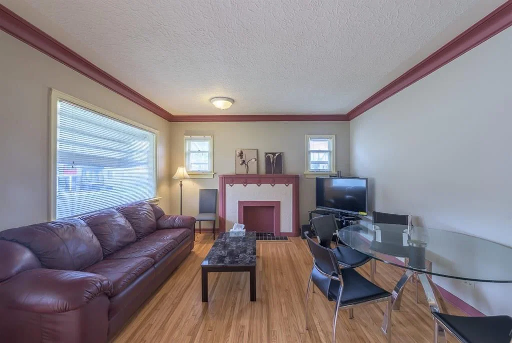 202 15 Avenue NE, Calgary — photo 3 of 16