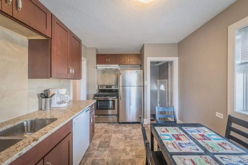 206 15 Avenue NE, Calgary — photo 5 of 15