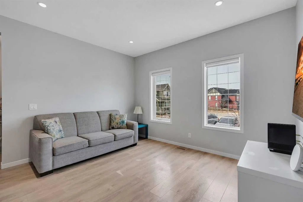 323 Marquis Court SE, Calgary — photo 2 of 44