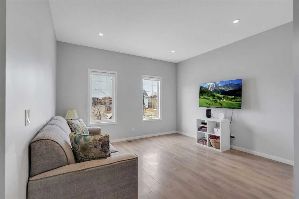 323 Marquis Court SE, Calgary — photo 3 of 44
