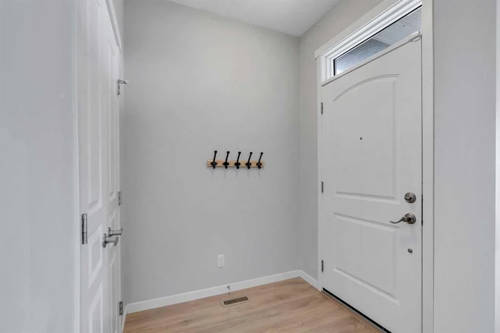 323 Marquis Court SE, Calgary — photo 4 of 44