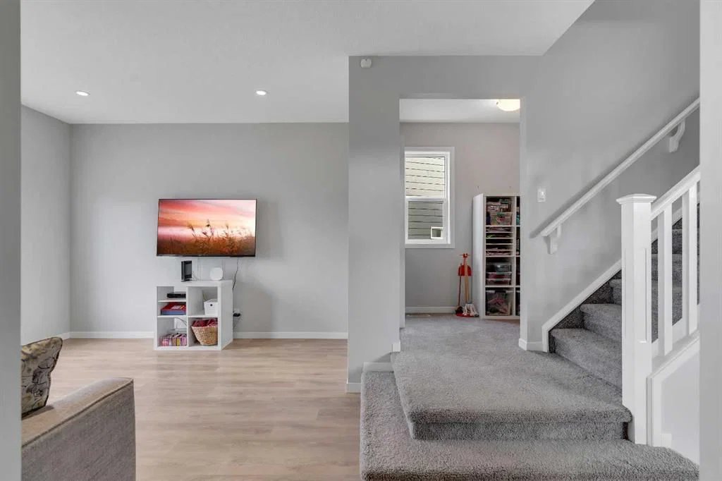 323 Marquis Court SE, Calgary — photo 5 of 44