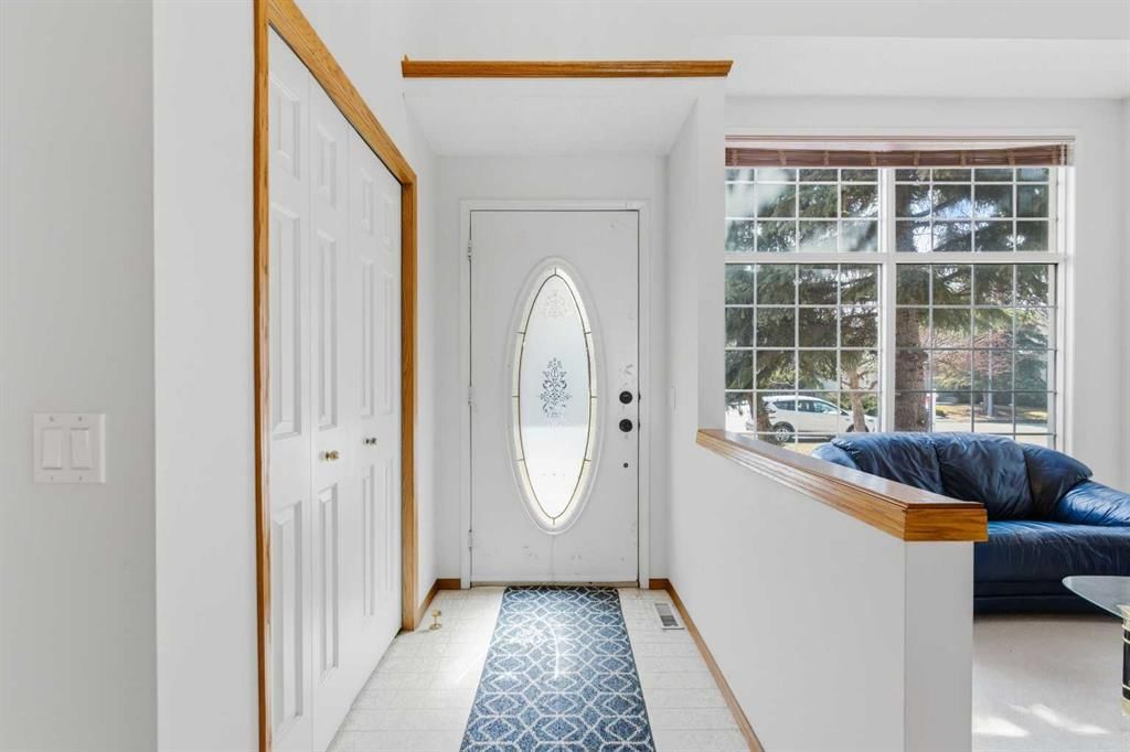 28 Sunlake Circle SE, Calgary — photo 4 of 50