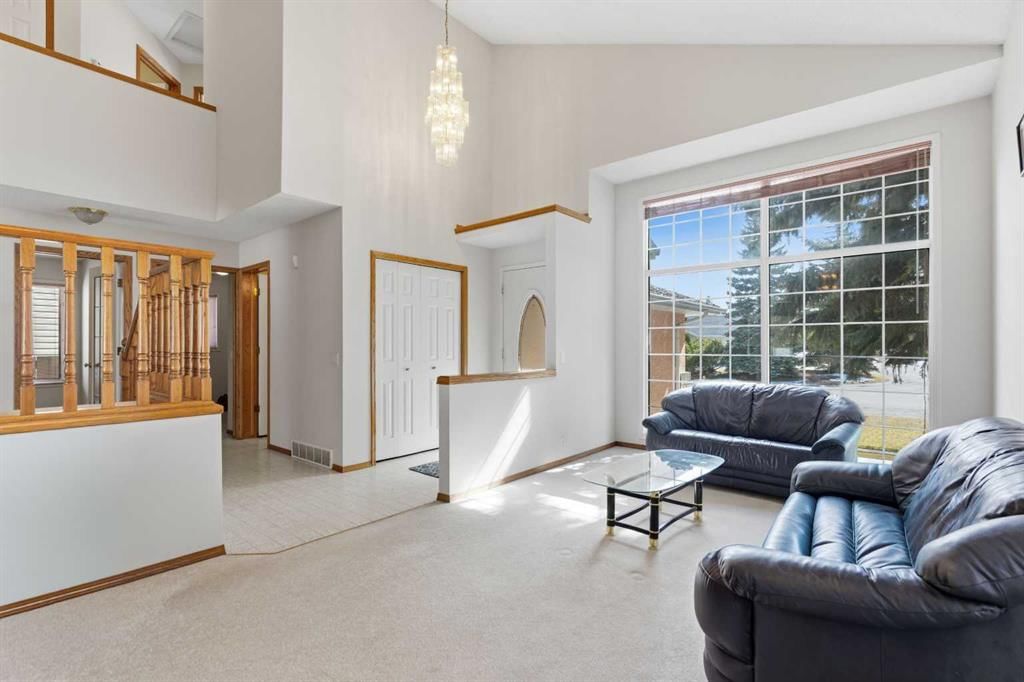 28 Sunlake Circle SE, Calgary — photo 5 of 50