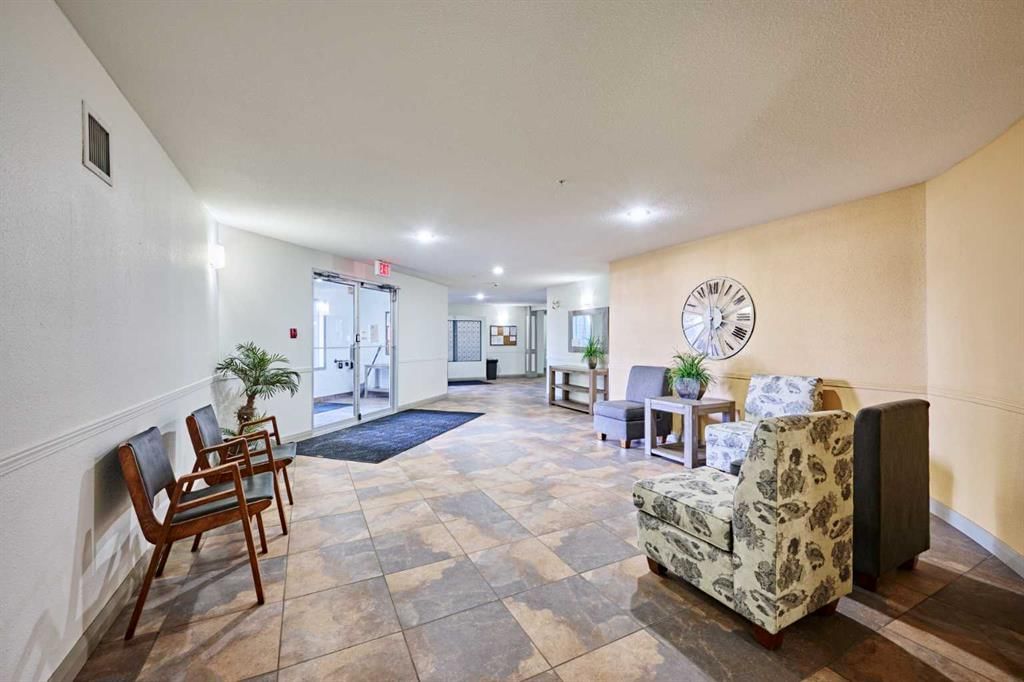 305, 2000 Somervale Court SW, Calgary — photo 2 of 12