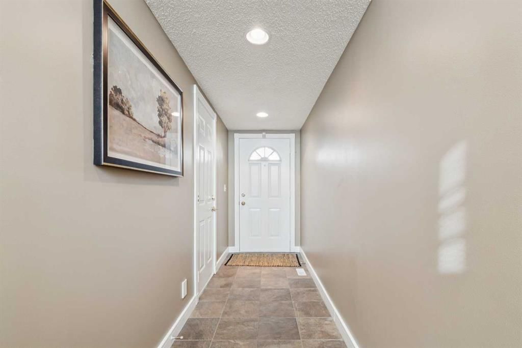 110 Candle Terrace SW, Calgary — photo 3 of 29