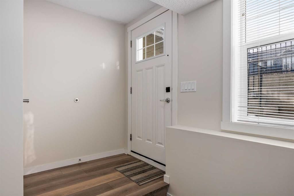 305 Cranbrook Square SE, Calgary — photo 4 of 26