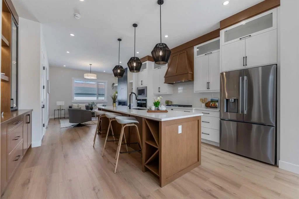 8108 47 Avenue NW, Calgary — photo 5 of 39