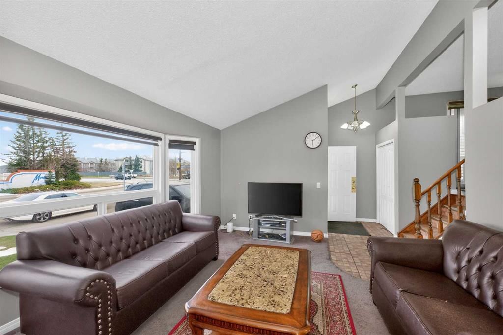 6910 26 Avenue NE, Calgary — photo 3 of 29
