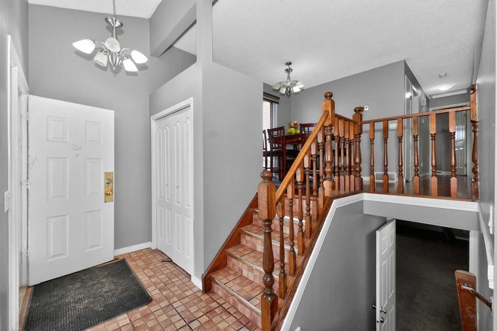 6910 26 Avenue NE, Calgary — photo 4 of 29