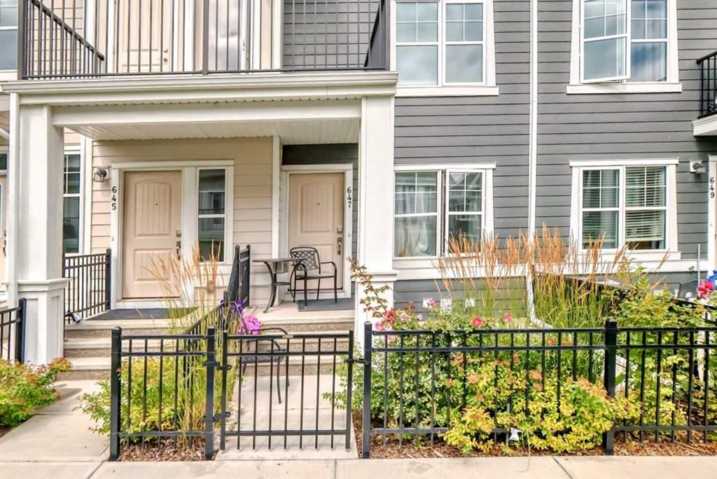 647 Cranbrook Walk SE, Calgary — photo 2 of 23