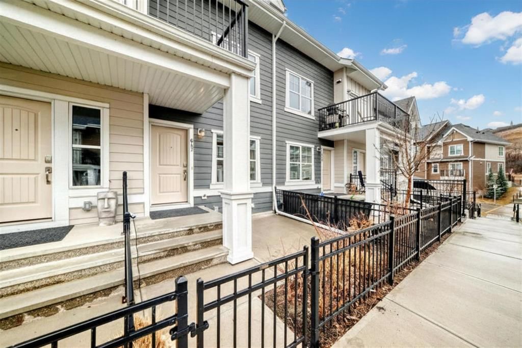 647 Cranbrook Walk SE, Calgary — photo 4 of 23