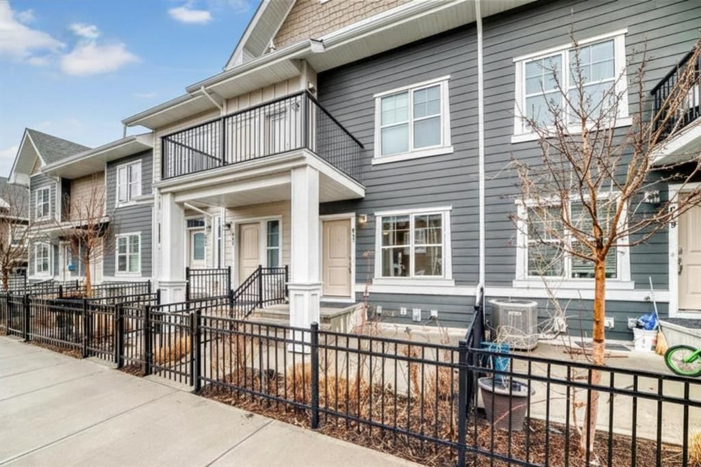 647 Cranbrook Walk SE, Calgary — photo 5 of 23