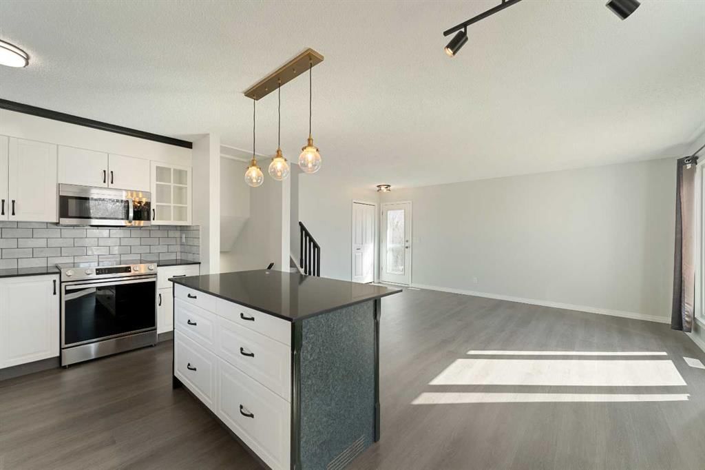 6808 Rundlehorn Drive NE, Calgary — photo 3 of 48