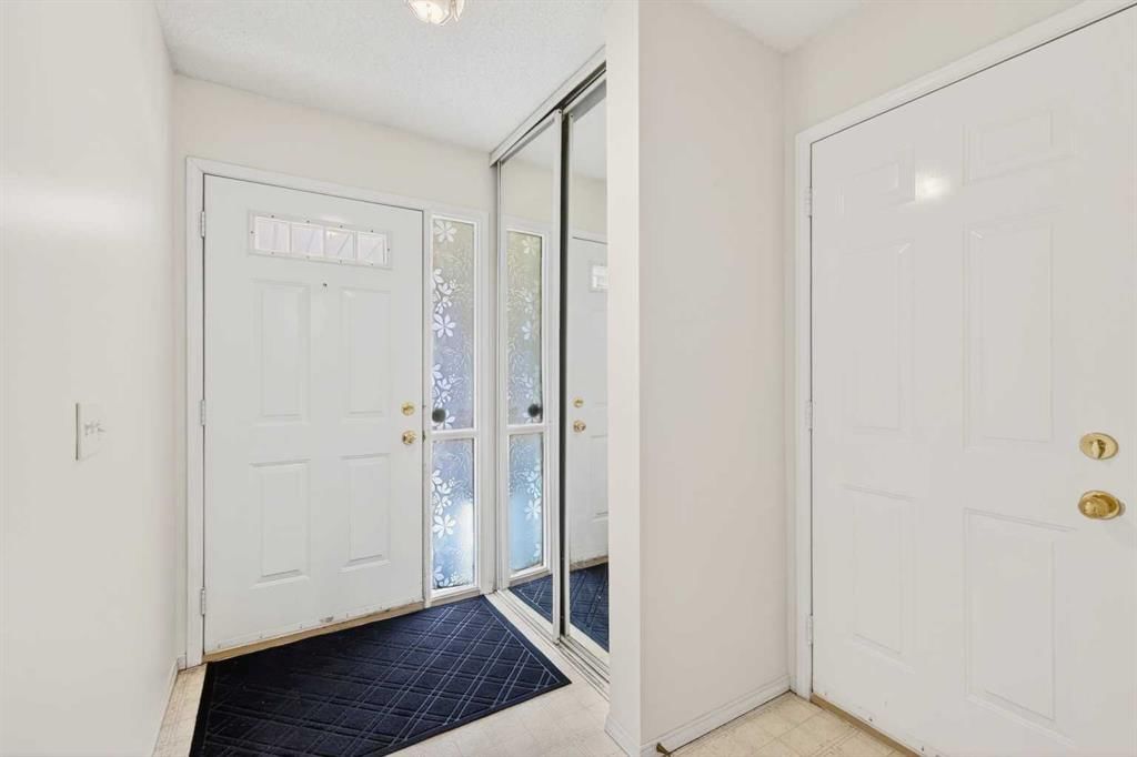 404 Hawkstone Manor NW, Calgary — photo 3 of 39