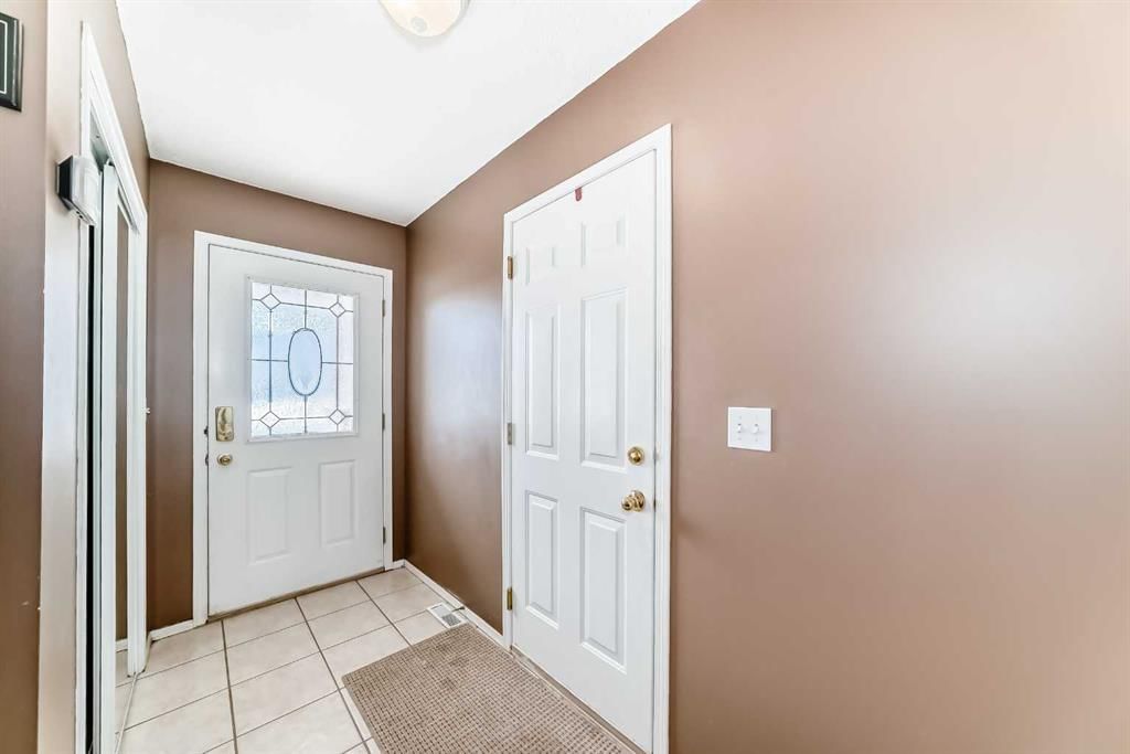 82 Holmwood Avenue NW, Calgary — photo 4 of 50