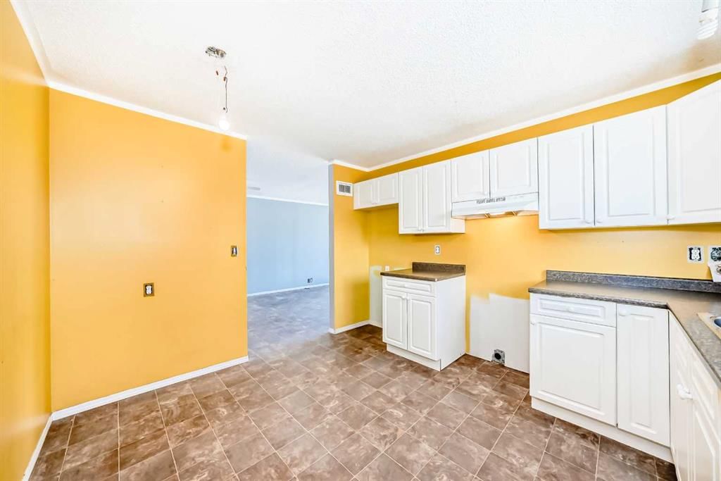4 Abingdon Court NE, Calgary — photo 5 of 45
