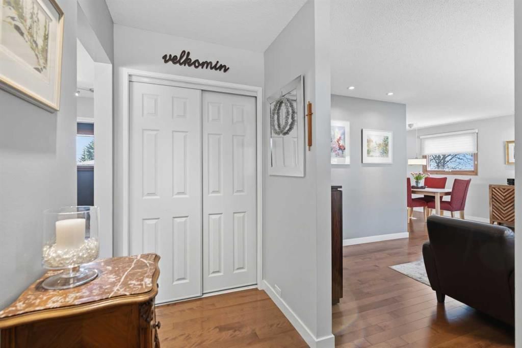 948 Canaveral Crescent SW, Calgary — photo 4 of 42