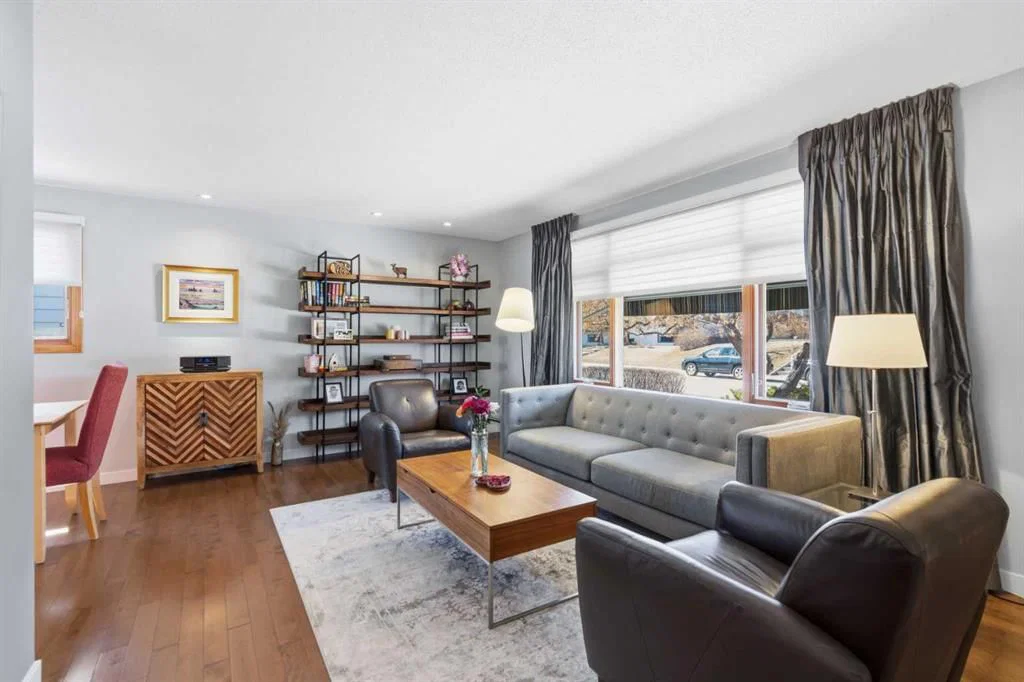 948 Canaveral Crescent SW, Calgary — photo 5 of 42