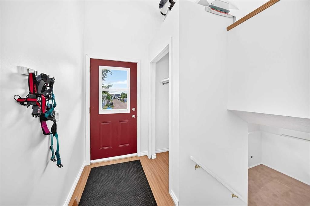 208 Erin Meadow Green SE, Calgary — photo 4 of 49