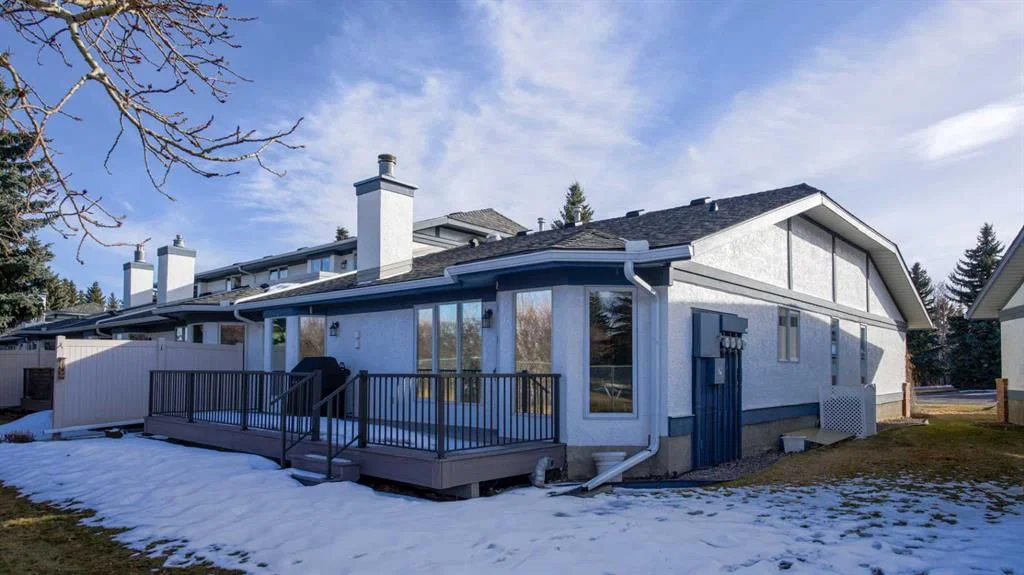 42 Woodmeadow Close SW, Calgary — photo 3 of 40