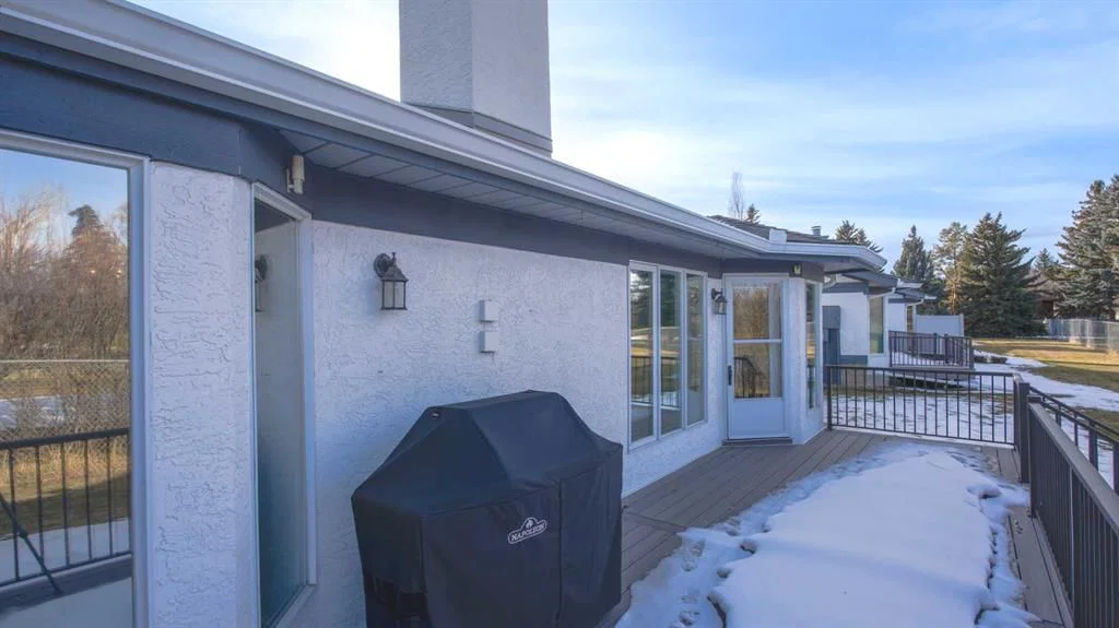 42 Woodmeadow Close SW, Calgary — photo 5 of 40