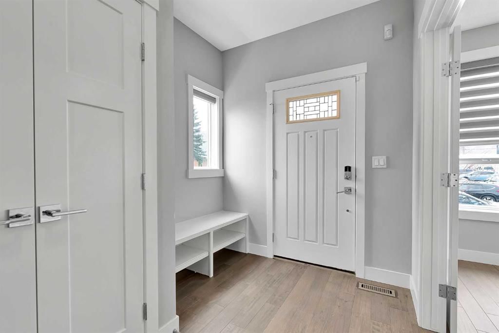 256 25 Avenue NE, Calgary — photo 2 of 42