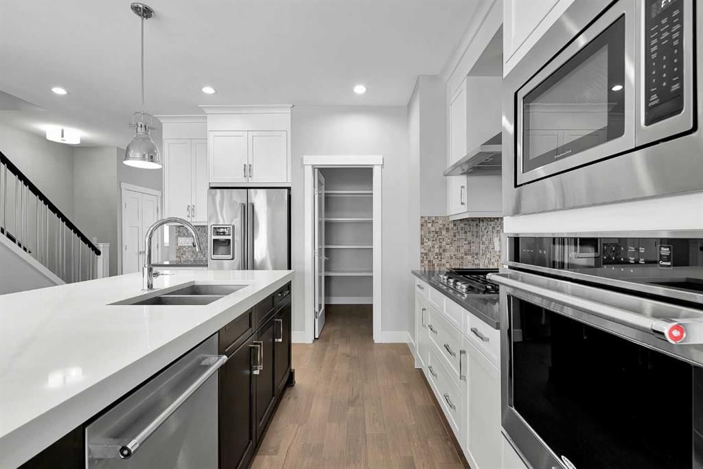 256 25 Avenue NE, Calgary — photo 5 of 42
