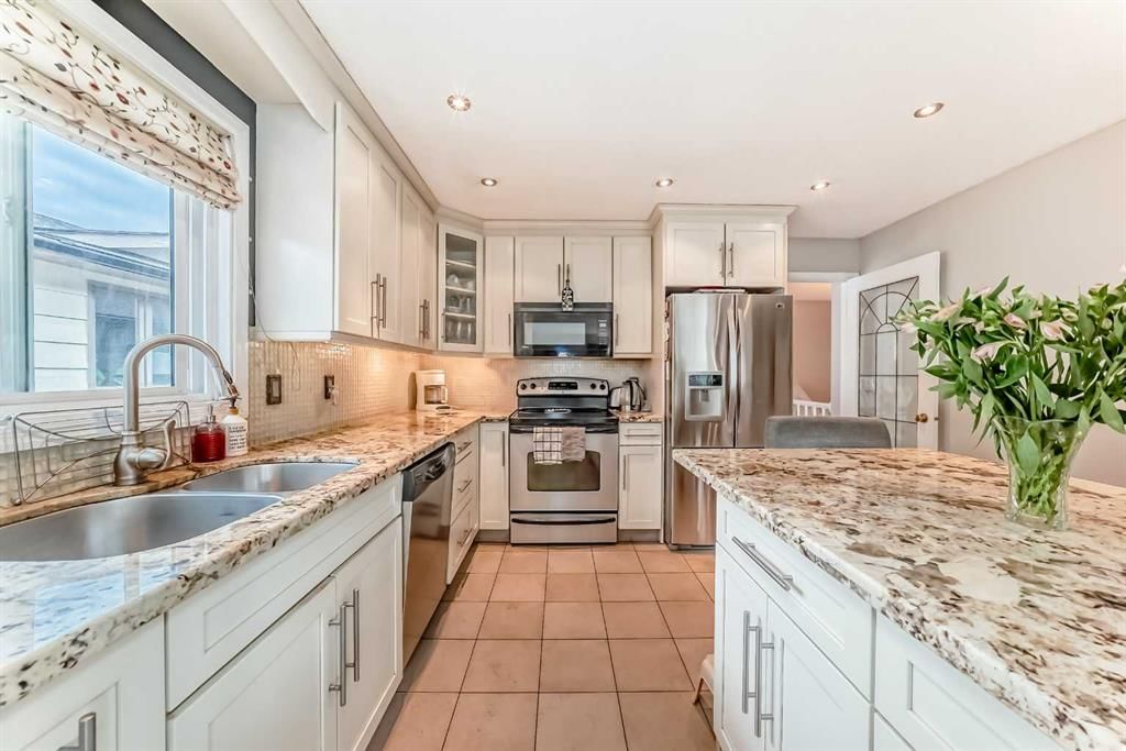 20 Woodbrook Close SW, Calgary — photo 5 of 37