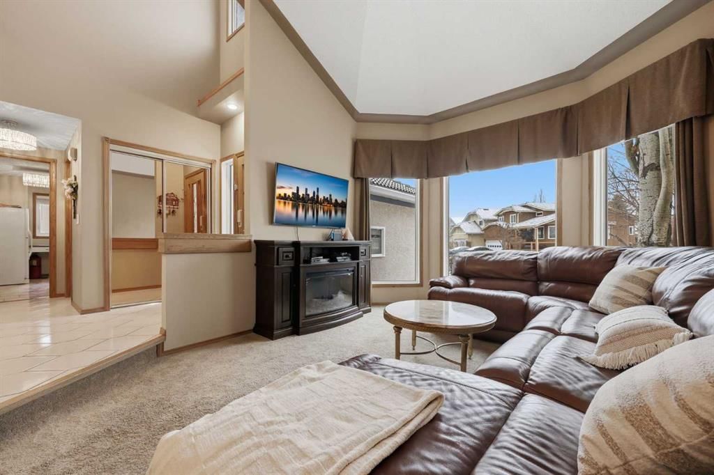 729 Woodbriar Place SW, Calgary — photo 3 of 41
