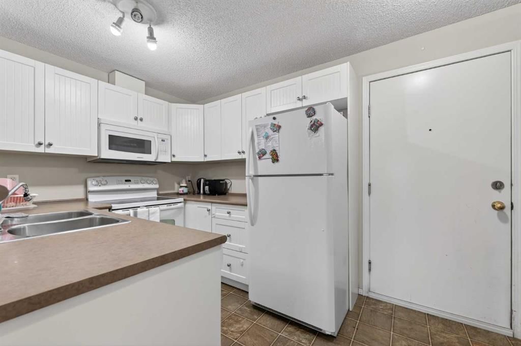 2329, 8 Bridlecrest Drive SW, Calgary — photo 5 of 21