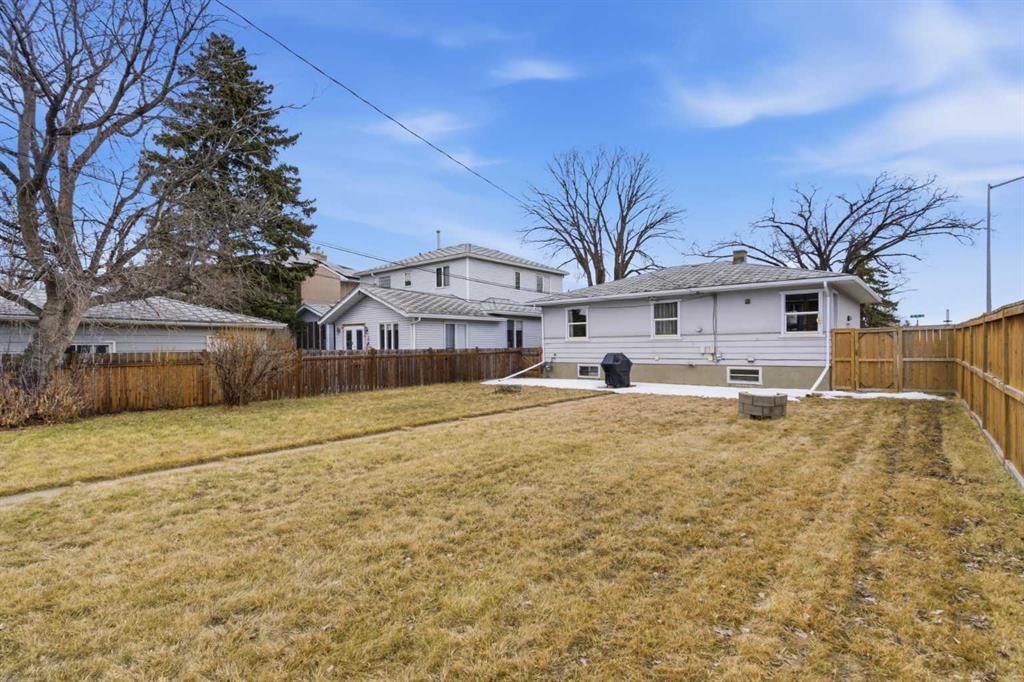 2048 38 Avenue SW, Calgary — photo 3 of 23