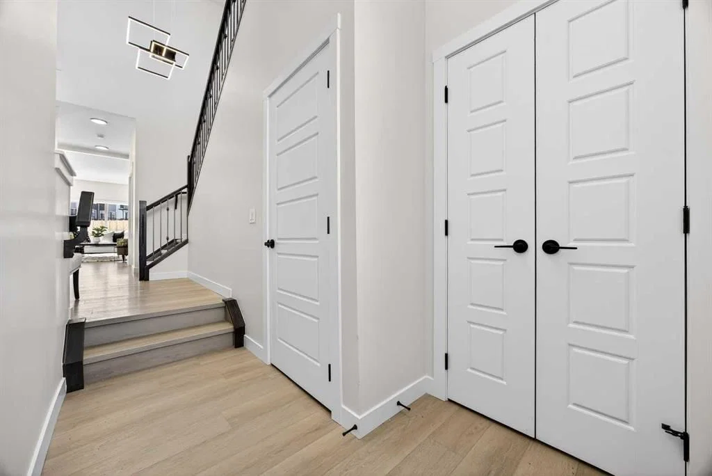 997 Alpine Drive SW, Calgary — photo 4 of 50