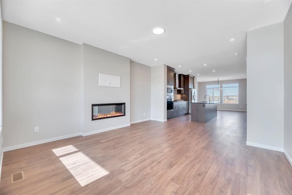 130 Royston Park NW, Calgary — photo 3 of 42